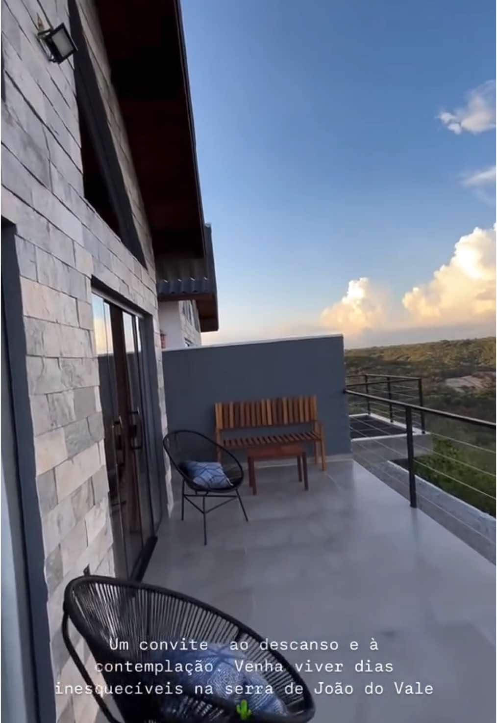 Bem-vindo ao Chalé Vista do Sertão. Localizado em meio às belezas naturais da Serra de João do Vale-RN. Nosso chalé foi pensado para proporcionar conforto, tranquilidade e privacidade aos nossos hóspedes. Aqui, cada detalhe é cuidadosamente planejado: acomodações aconchegantes, ambiente intimista e uma vista encantadora que convida ao descanso. Seja para uma escapada romântica, dias de sossego ou momentos especiais junto à natureza, o Chalé Vista do Sertão é o lugar perfeito para renovar as energias e viver experiências inesquecíveis. #serradejoaodovale #serra #viagem #chalé