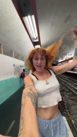 OUBLIEZ JAMAIS : TOUT LE MONDE S’EN FOU !!! #metro #shattaconfession #garedunord #paris @MERYL #stardumetro 