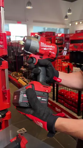 Une seule batterie. Tout un écosystème. 🔁 Pas besoin de 10 chargeurs. Une seule batterie M18 alimente TOUT ça. 😮‍💨 Un vrai game changer pour le chantier. Découvrez-le en ligne ou venez en magasin pour une démo!