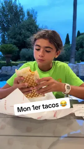 Mon 1er tacos 😂 Vous mettez quoi dedans vous ? #tacos #degustation #FoodTok 