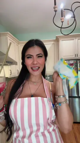 La cocina es para divertirse! se siente, se vive, se transforma amor en comida!  Mi hermoso delantal es de la marca TOSHEX lo pueden conseguir en Amazon en diferentes colores y diseños!   #cookingtiktok #lavitaebella #cooking #Lifestyle #tbt 