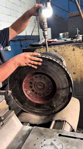 Usinagem do volante do motor Volvo FH#Usinagem #Rosca #Top #machine #Torno 