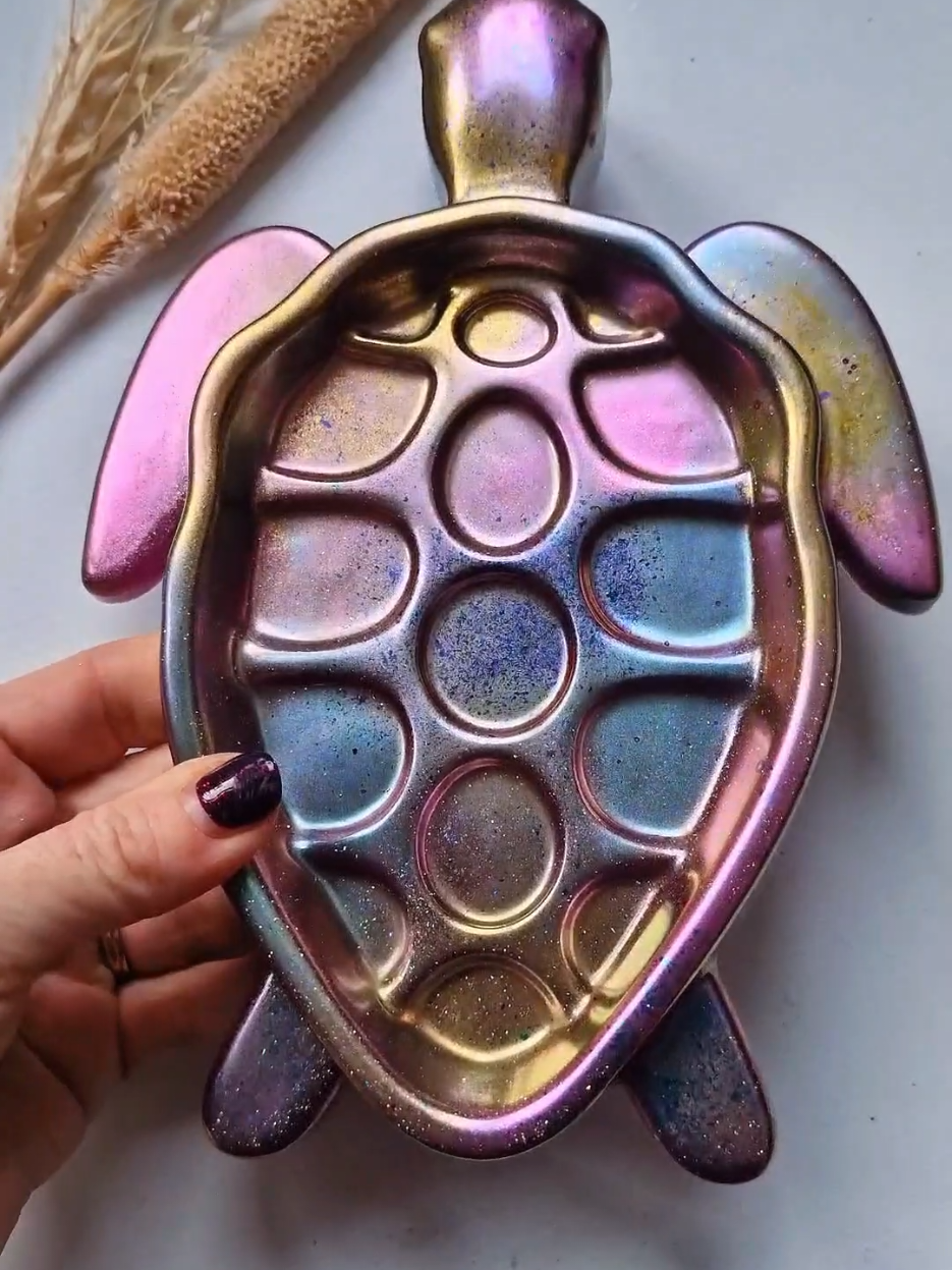 Who loves chrome effect turtles? Me me me Using @mouldd_resin resin for that glass like shine  #turtles #resinpour #resin #homedecor 