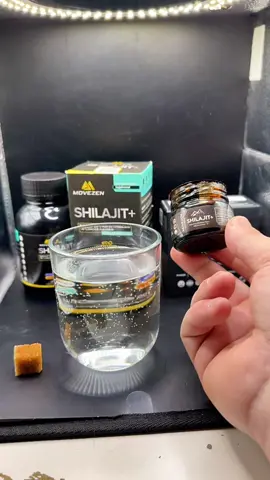 Découverte récente dans ma routine bien-être : le Shilajit ! 🌱  C'est une résine naturelle venue des montagnes, utilisée depuis des siècles dans certaines traditions. Riche en minéraux, antioxydants et acide fulvique. Personnellement, je me sens plus en forme depuis que je l'ai intégré à ma routine. À tester si tu cherches un petit plus naturel dans ta routine bien-être. #shilajit #bonplan #routine #hymalaya #pure 