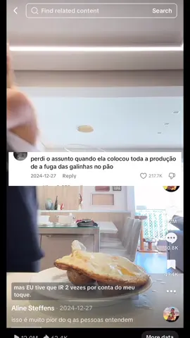 o café da manhã da menina do ovo