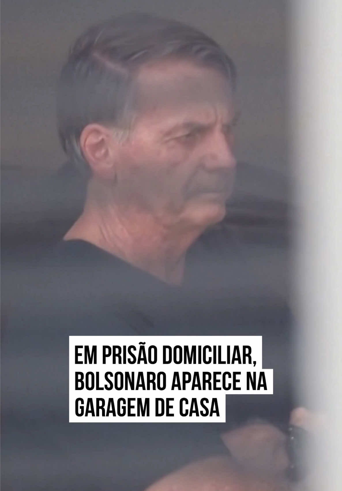 O ex-presidente Jair #Bolsonaro (PL) foi visto, nesta quinta-feira (14/8), na garagem de casa, no Condomínio Solar de #Brasília, no Jardim Botânico, ao lado de um de seus seguranças. O ex-mandatário cumpre prisão domiciliar decretada pelo ministro do Supremo Tribunal Federal (STF), Alexandre de #Moraes, no último dia 4 de agosto. Bolsonaro já estava submetido, por ordem de Moraes, a uma série de medidas cautelares antes da prisão domiciliar, como proibição de ausentar-se do país, com uso de tornozeleira eletrônica e recolhimento domiciliar no período noturno (das 19h às 6h) e nos fins de semana. #TikTokNotícias 📹 Reuters 