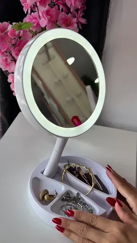 💡 O Espelho LED XJ-988  praticidade e clareza para sua rotina de beleza ✨ 🌸 LED integrado que ilumina a frente e o verso do espelho, garantindo visão nítida. 🌸Dupla face: um lado com aumento 10x para detalhes e outro com visão real 1x. 🌸Altura ajustável até 33 cm para mais conforto. 🌸Dobrável e portátil – ideal para levar em viagens ou guardar sem ocupar espaço. 🌸Funciona com cabo USB (que vem junto ao produto) ou pilhas para usar onde quiser. Perfeito para maquiagem, skincare ou aquele retoque rápido no dia a dia 💫 R$72,90 •LEMBRANDO QUE NOSSAS FOTOS E VÍDEOS SÃO AUTORAIS E PRÓPRIOS DA IZYS MAKE E BEAUTY❣️ #EspelhoLED #MakePerfeita #SkincareTips #BelezaComLuz #Aumento10x          