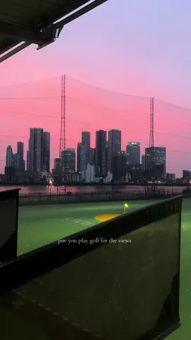 driving range sunsets 🌆🏌🏽‍♀️🥹 #sunset #golftiktok #london #greenwich #skyline 