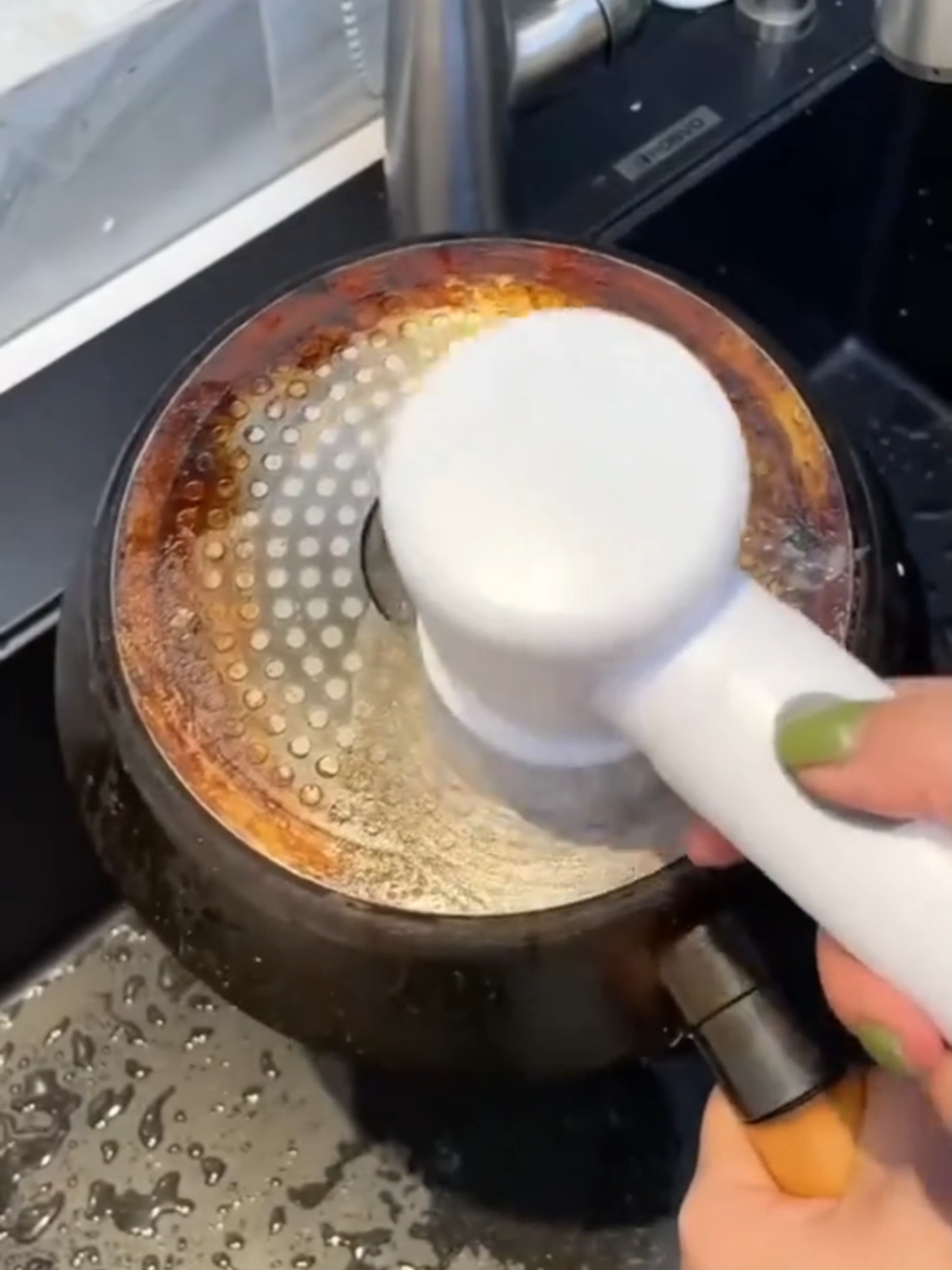 🤩☝️Potência que tira até a gordura mais difícil em segundos! 😁☝️✨#EscovaElétrica #LimpezaFácil #CozinhaOrganizada #UtensíliosDeCozinha #CozinhaPrática #cozinha #escovalimpeza #limpeza