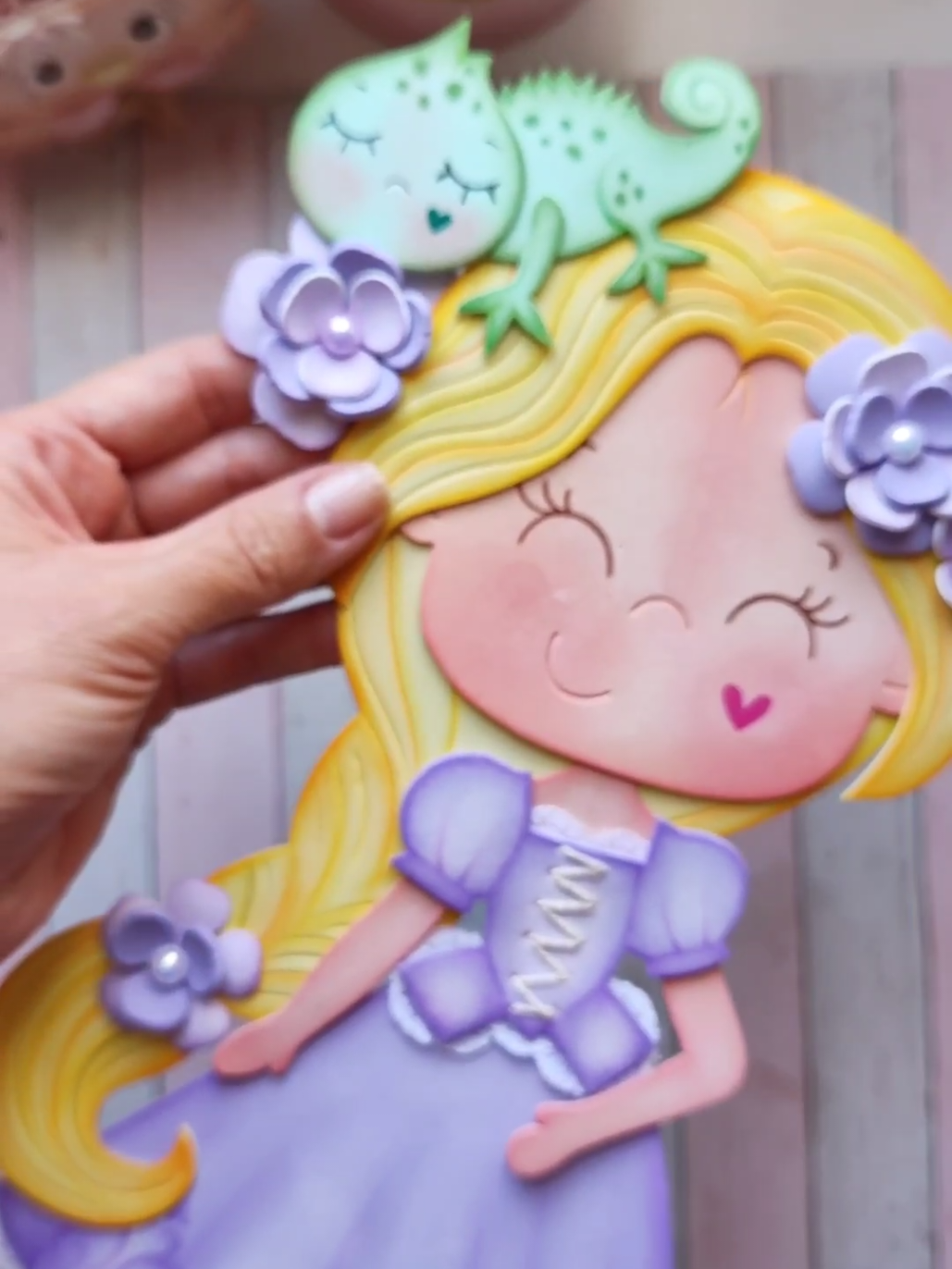 Apostila Rapunzel. Molde da Rapunzel + Camaleão + 12 arquivos de  papéis digitais, tamanho A4.  Apostila em PDF, prontinha para baixar.  Disponível no site: www.mimosepresentesartesanatos.com.br Molde / Apostila de Moldes / Rapunzel / Artesanato / Arte em EVA #rapunzel #princesas #apliquespersonalizados