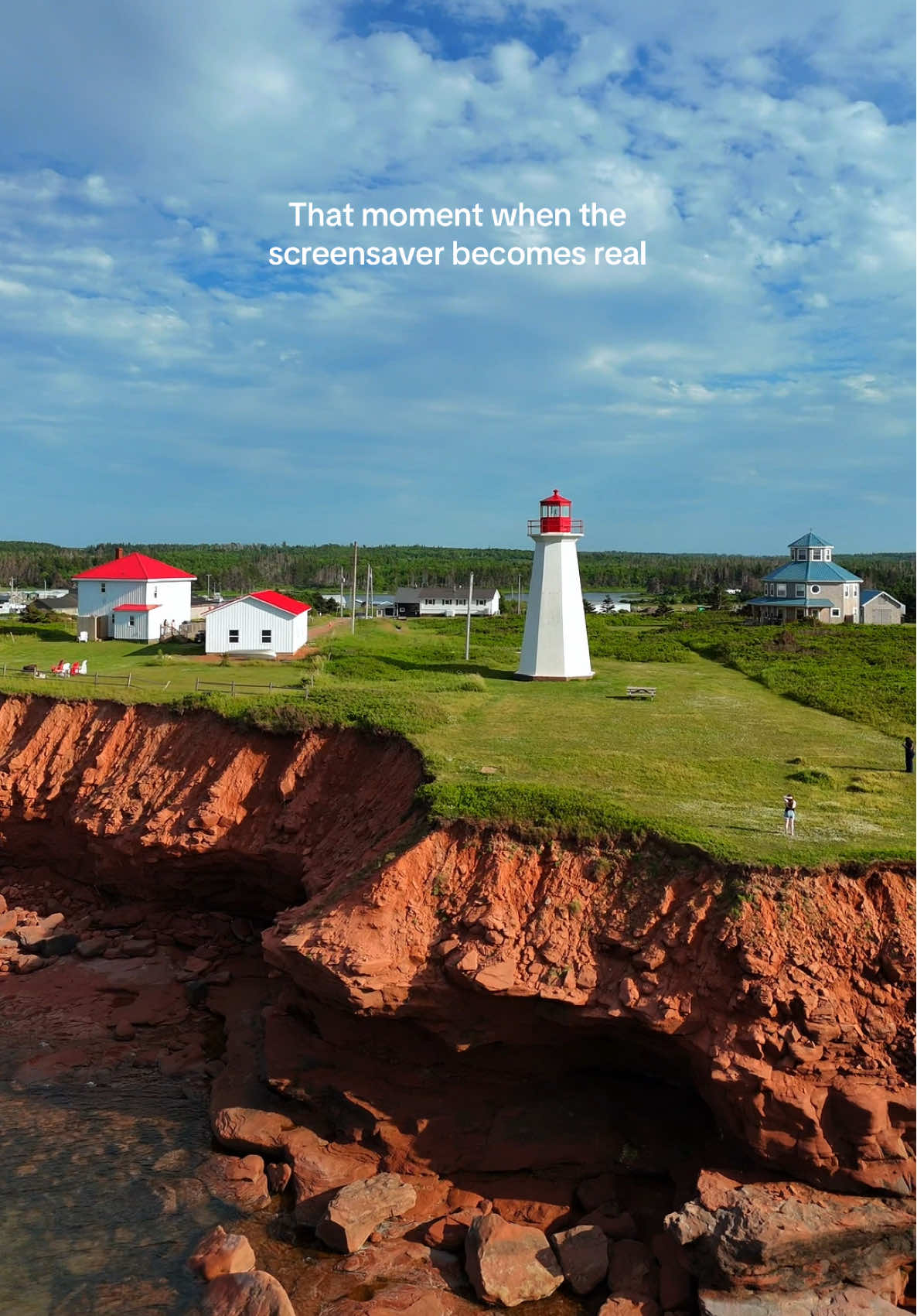That feeling when the photo you’ve seen a million times… is right in front of you. 🌊✨ PEI, you’re unreal. #p#peip#princeedwardislandc#canadatravelatlanticcanada #coastalviews