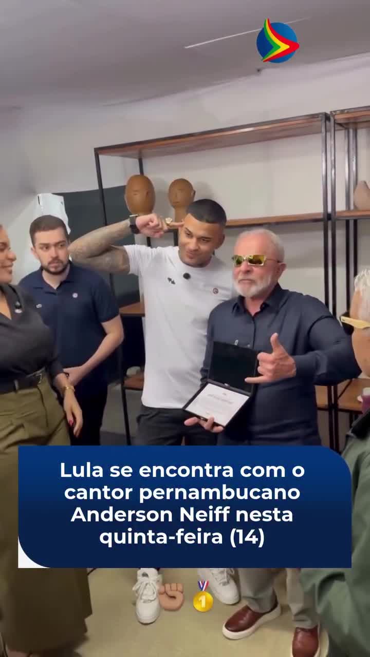 De “juliet” e ao som do brega, o presidente da República se encontrou, nesta quinta-feira (14), com o cantor pernambucano Anderson Neiff. Lula cumpre agenda no Estado, e o encontro aconteceu em Brasília Teimosa, onde ele participava da entrega de 599 títulos de regularização fundiária de interesse social a moradores da comunidade, no Recife (PE). A ação é resultado de uma parceria entre o Governo Federal e a Prefeitura da capital pernambucana, por meio do programa Imóvel da Gente, coordenado pelo Ministério da Gestão e da Inovação em Serviços Públicos (MGI). (Imagem: Reprodução/ Redes Sociais) #política #lula #andersonneiff #ll #ls #digital