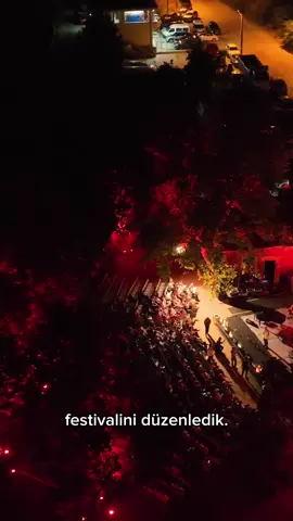 Mudanya Caz Festivali, Tirilye Zeytinyağı Müzesi Bahçesi’nde başladı. Cazın ezgilerini tarih, umut ve yaşanmışlıklarla buluşturduğumuz büyülü gecelerin ilkini yaşadık. Ferit Odman ve orkestrasına, geceye kattıkları eşsiz müzik için; cazın büyüsüne eşlik eden tüm misafirlerimize teşekkürler! #MudanyaCazFestivali #zeytinyağımüzesi 