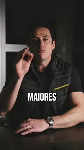 Às vezes você se pergunta por que o Instagram da sua empresa não engaja como gostaria? Talvez seja porque você está tentando vender produto quando deveria estar vendendo sentimento. Olhe as maiores marcas do mundo: 🔺 Red Bull não posta lata o dia inteiro, vende energia e liberdade. 🔺 Nike não mostra só tênis, vende motivação e superação. 🔺 Apple não fica exibindo celular, vende inovação e status. Isso se chama branding emocional: quando a sua marca não é só o que você vende, mas o que as pessoas sentem ao se conectar com você. E aqui vai a verdade: o marketing moderno não é mostrar preço, é criar desejo. Não é empurrar produto, é inspirar, representar e fazer sentido na vida do seu cliente. 📌 Pergunta que vale ouro: sua marca está inspirando histórias ou apenas ocupando espaço com produtos no feed? #BrandingEmocional #MarketingQueVende #ConteudoDeValor #emivefranchising #pedrofalci 