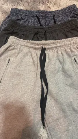 Bermudas de Moletom Masculino Adulto – Conforto, Praticidade e Estilo Ideal para o dia a dia, academia ou momentos de lazer, este kit oferece 6 bermudas de moletom com modelagem confortável e design moderno. Cada peça conta com 2 bolsos laterais com zíper, garantindo segurança para carregar celular, carteira e outros objetos. ✨ Destaques do Produto: 	•	📦 Kit Econômico: 6 bermudas masculinas para variar no visual. 	•	🧵 Tecido Moletom de Qualidade: Confortável e resistente. 	•	🔒 Bolsos com Zíper: Mais segurança para seus pertences. 	•	🎯 Modelagem Casual e Versátil: Ideal para uso diário ou esportivo. 	•	🪡 Acabamento de Alta Qualidade: Durabilidade e estilo garantidos.