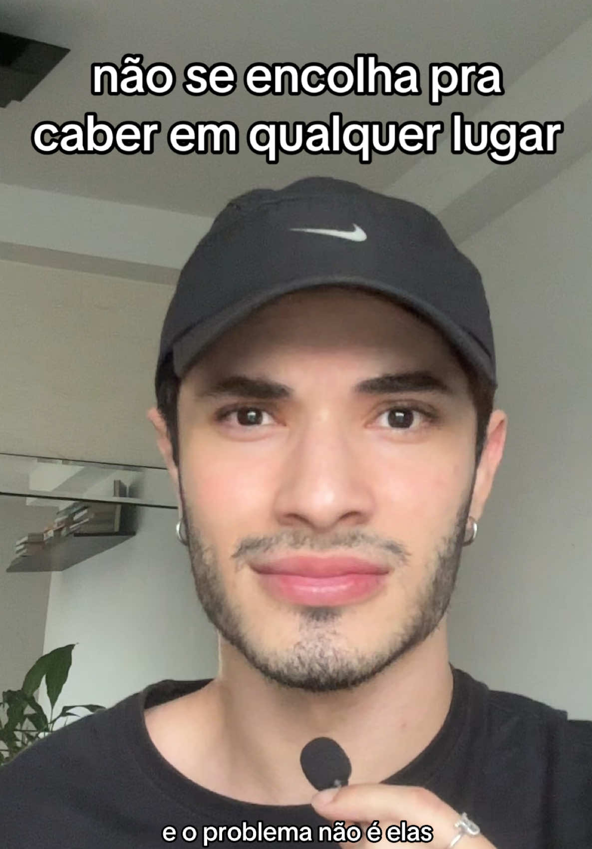 não se encolha pra caber em relações que não merecem te ter. não se encolha ao aceitar que o outro te dê tão pouco mesmo quando você tem consciência de que você dá a ele muito mais do que recebe. não vale a pena se diminuir, abrir mão de quem você é e do que é importante pra você pra caber em lugares que nunca foram seus. quando você se acostuma a se encolher pra caber, você começa a acreditar que esse é o seu tamanho verdadeiro. e não é. #relacionamentos #autoestima #limites #terminodenamoro #amorproprio #vocemerecemais 