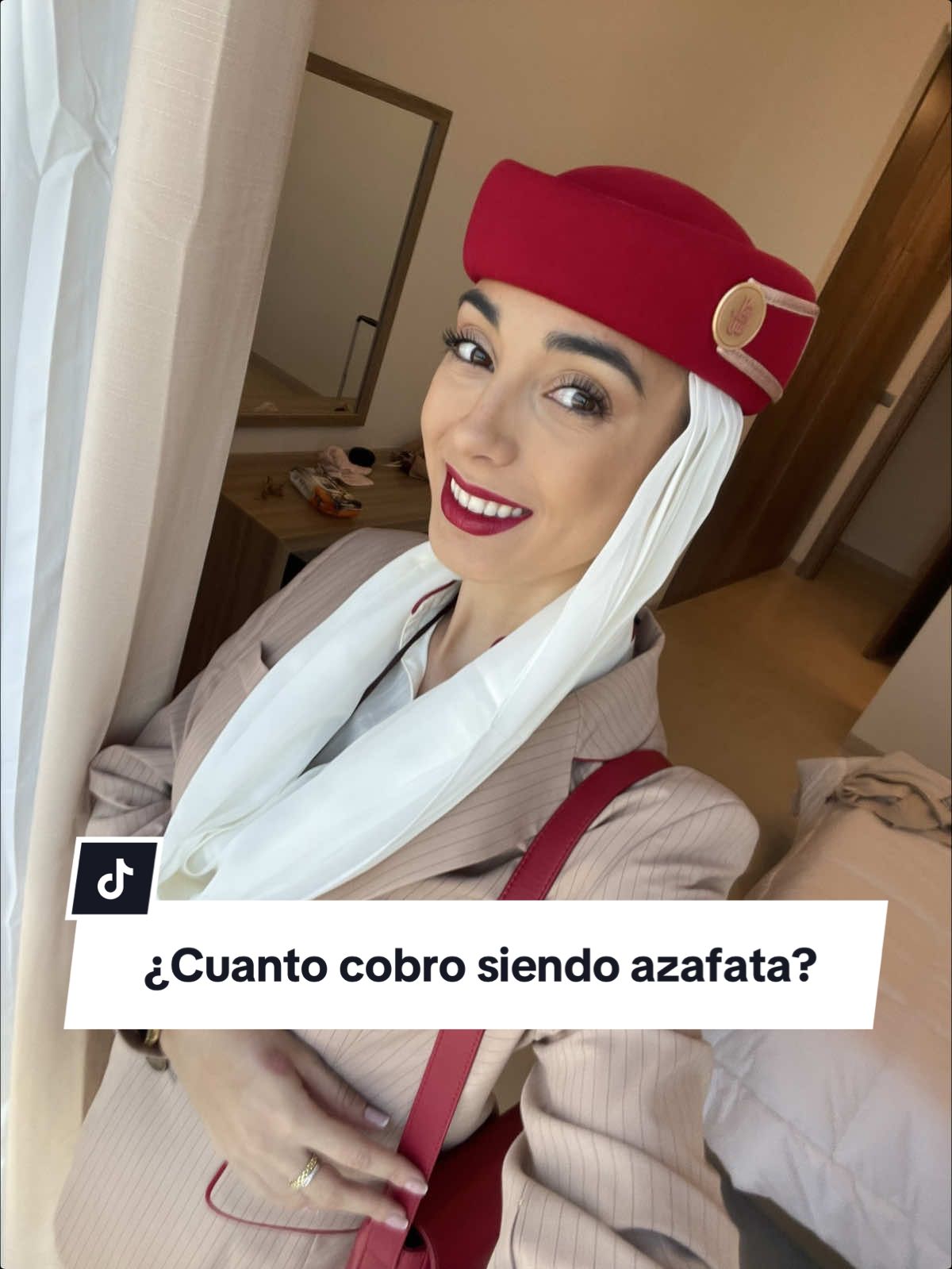 Cuánto se gana siento azafata de Emirates? 💸✈️👠 Salario básico: AED 4.980/mes Pago por hora de vuelo: AED 69,6/hora (80–100 h/mes) Promedio mensual: AED 11.244 (USD 3,061) #CapCut #salario #emirates #cabincrew #cabincrewlife #sueldo #fyp #parati #azafata 