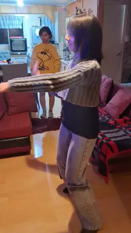 3:00 AM y mi hermana tiene toda la energía que debería tener en el día  y Yo solo quiero dormir. #hermanas 