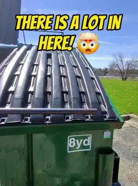 There is a lot of FOOD in here! 😲 #dumpsterdiving #viral #free #wow #fyp 