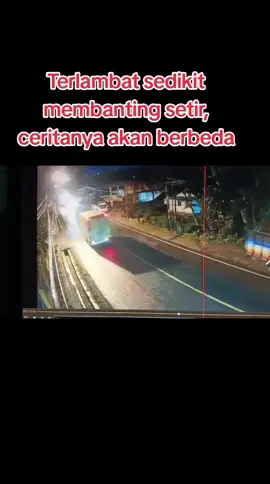 Sopir truk box ini luar biasa fokus dan cekatan. Ketika dia melihat sepeda motor di depannya terjatuh dia segera membanting setir ke arah kanan untuk menghindari korban. Mobil truk itu pun sampai ngedrift berbalik arah. Salut untuk sopir truk. Kejadian yang lebih mengerikan pun bisa terhindarkan.  #kecelakaandijalanraya #bawangbanjarnegara #sopirtruck #banjarnegara 