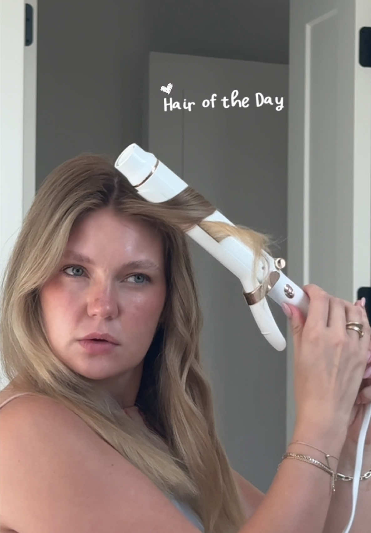 Hair of the day details….. Alternating curls using the T3 long 1.5 inch barrel  Finished off with beachwashed hair oil  #hairoftheday #beachwaves #softwaves #hairtutorial #curlinghair 