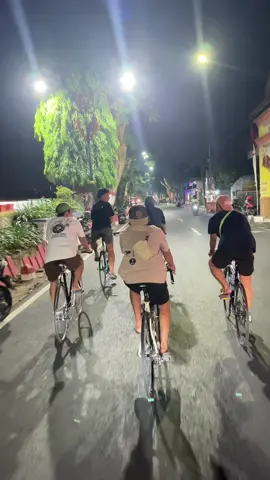 Night riding Mojokerto City #fixedgear #roadbike #gowes #gowessepeda #cyclist 