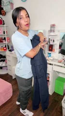 #tracksuit #joggerpants #tracksuits #cargosweatpants #joggerset ¡Tres pares de pantalones cargo a un precio increíble! Elegí el gris, el negro y el crema, pero puedes combinar los colores que quieras. El forro polar es súper acogedor y los bolsillos son perfectos para guardar tus objetos esenciales. Además, el cordón ajustable garantiza un ajuste cómodo. ¡Esta es una oferta inmejorable que no te puedes perder!