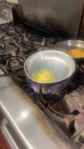 Buona sera e buon pomeriggio a tutti, guarda che bello simply the best at the Chatterbox in Pleasantville, New York, enjoying cooking for friends that become family ciao ciao a tutti#Giuseppe #fypage #CHATTERBOX #Pleasantville NY#Cooking 
