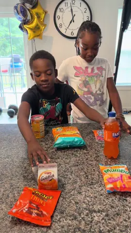 Orange snack challenge 🧡 #FamilyFun #gametime #challenge #Siblings #funny 