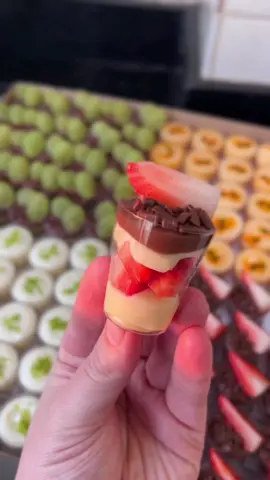 Mini copinhos 💖 Mousse de Limão, Mousse de Maracujá, Bombom de Uva, Bombom de Morango.  #docesportoalegre #minicopinhos #portoalegre #doces 