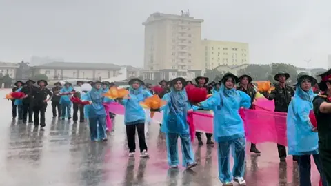 Mưa to xem như mưa nhỏ , mưa nhỏ là không mưa !  🇻🇳A80 đang đến rất gần rồi !  🇻🇳 sáng tinh mơ Cô trò háo hức luyện tập vượt nắng thắng mưa  cùng hướng về ngày trọng đại của đất nước !