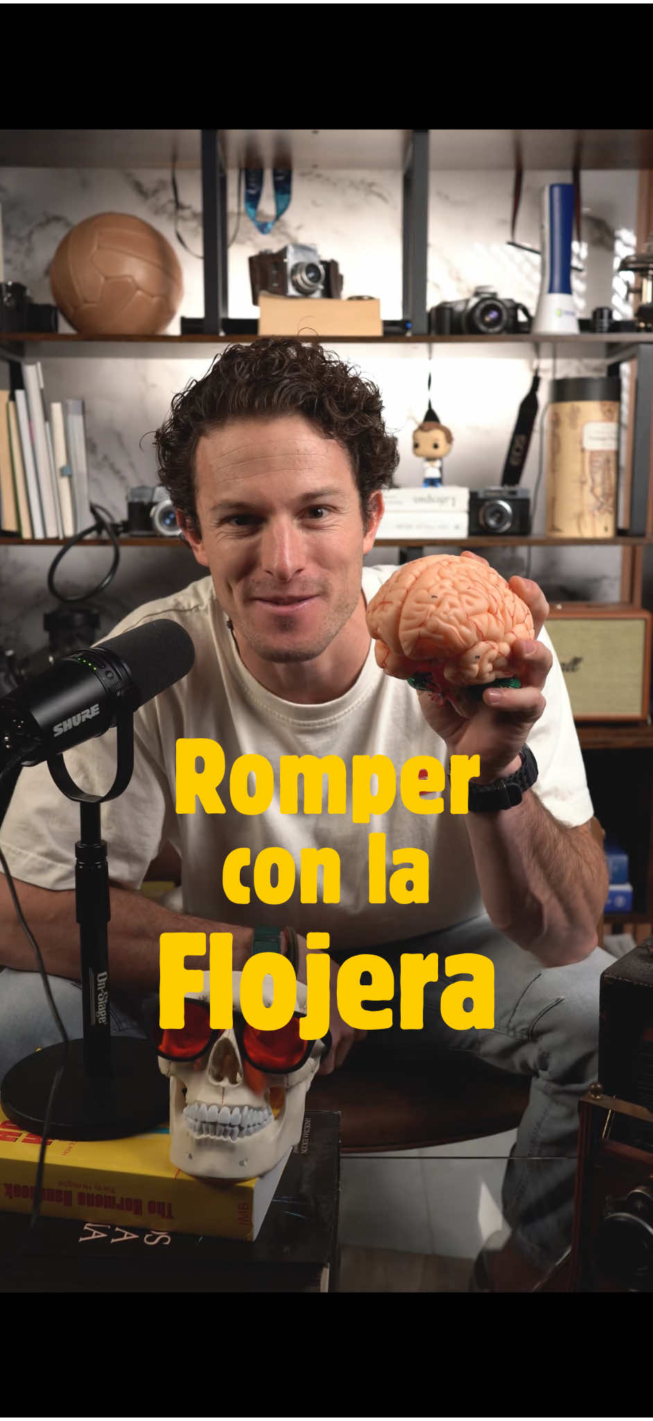 Procrastinar no es flojera… es un proceso neurológico que puedes dominar. Cuando postergas, tu sistema límbico busca gratificación inmediata y evita incomodidad, mientras tu corteza prefrontal —encargada de planificar— se apaga con estrés o desorganización【Sirois & Pychyl, 2013】. Resultado: redes, celular, Netflix. La buena noticia: puedes “hackear” este circuito con ciencia: 1. Micro-acciones – Divide la tarea en pasos mínimos【Locke & Latham, 2002】. 2. Regla de los 5 min – Empieza solo 5 min y deja que la inercia te lleve【Aarts & Dijksterhuis, 2000】. 3. Plan ‘Si–entonces’ – Ej.: “Si termino mi café, abro el documento”【Gollwitzer, 1999】. 4. Rediseña tu entorno – Menos fricciones, más foco【Duckworth et al., 2016】. 5. Compromiso público – Decirlo en voz alta aumenta el cumplimiento【Matthews, 2015】. Extra: Regla de los 2 min, tentación acoplada【Milkman et al., 2014】, gamificación【Hamari et al., 2014】. La clave no es forzarte, sino entrenar a tu cerebro a ver la tarea como fácil y con recompensa cercana. Yo también lucho con esto… pero funciona. #drduck 