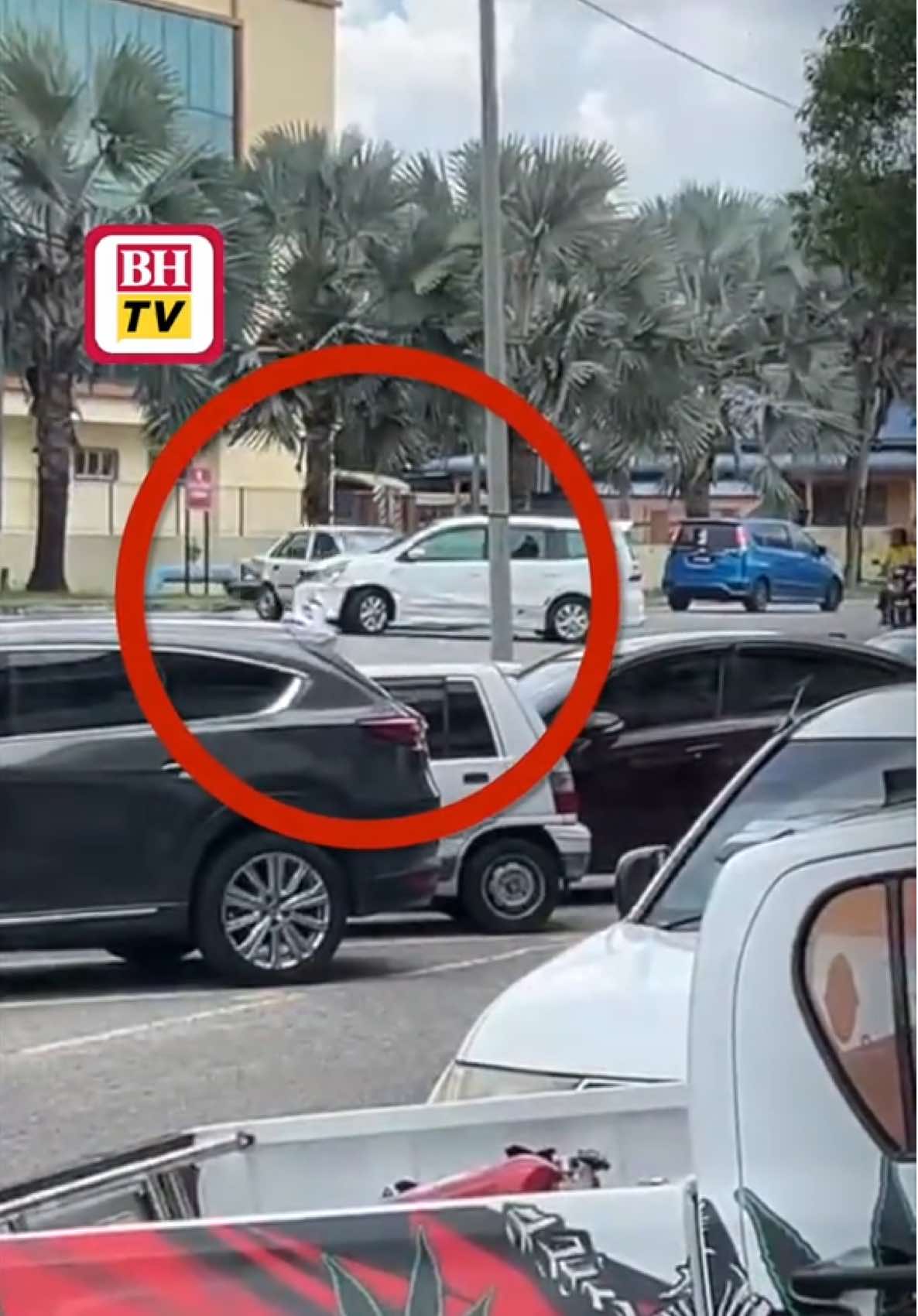 Polis siasat kejadian tular dua kenderaan saling berlanggar #BeritaDiTiktok