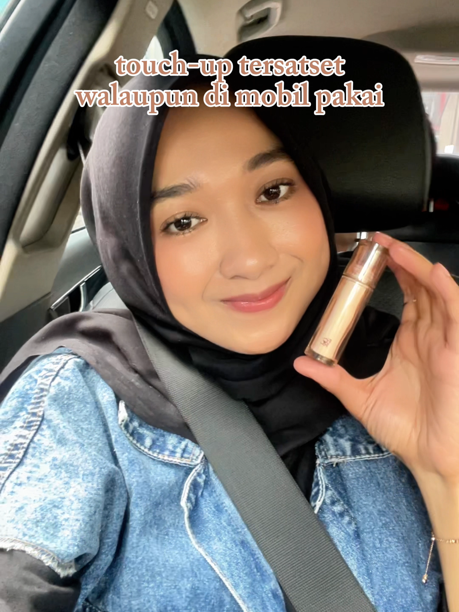 Glossy lips in traffic jam 🚗💋#beautyentity #focallurebeauty