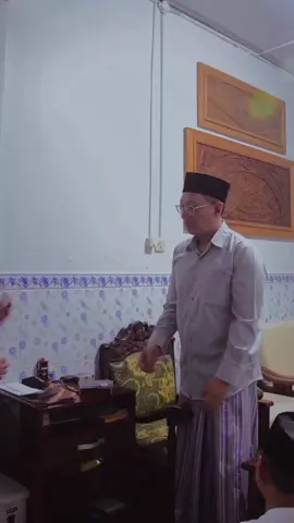 beliau adalah KH Muhammad Mahfudz bin KH Harir bin KHR Muhammad bin Syeikh Mahfudz Attarmasyi, atau yg lebih dikenal bapak Muham pengasuh pp BUQ Betengan Demak saat ini, beliau adalah cicit dari syeikh Mahfudz Attarmasyi, gurunya para ulama Nusantara, beliau adalah guru sekaligus idola saya, seorang yg ahli ilmu ahli alqur'an dan berakhlaqul karimah, ketepatan nama saya ikut tabarrukan dengan nama beliau dan yg memberi nama saya adalah KH Harir Muhammad abah beliau, semoga tidak hanya sama namanya namun bisa mencontoh segala kepribadian dan kebaikan beliau, semoga selalu mendapatkan keberkahan beliau, aamiiin 🤲🏻🤍 #santri #guru #idola #fyp #trending 