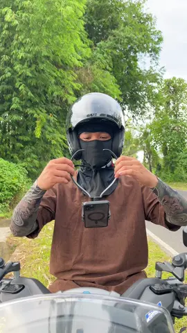 NECK PHONE HOLDER WITH HELMET ON 🖤 #fyp #neckphoneholder #holder #motorcyclerider #phoneholder 