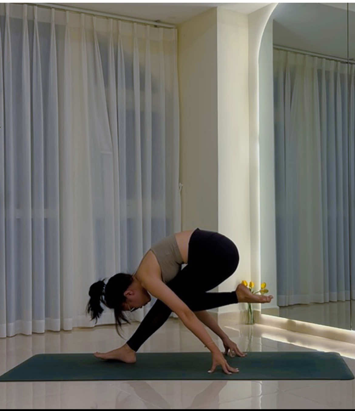 Tư thế con hồng hạc trong yoga, hay còn gọi là “Humble Flamingo Pose