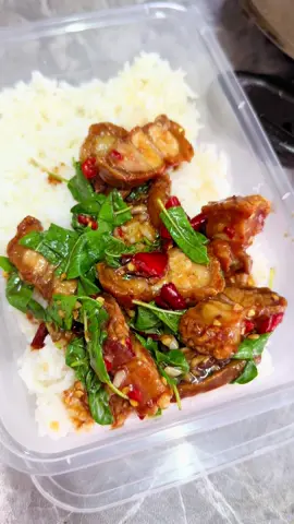 ขายดีอยู่จ้า เสริฟๆ ข้าวกะเพราหมูกรอบ ฟรีไข่ดาว เติมข้าวได้ไม่อั้น