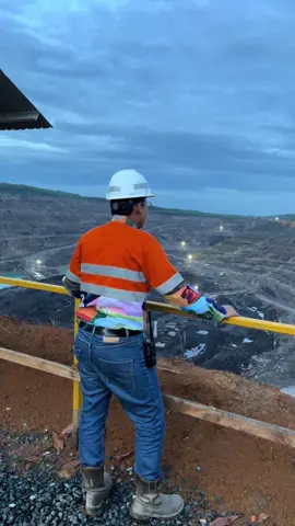 Gimana guys? apakah profesi pekerja tambang masih worth it di zaman sekarang ini? apakah masih ada yang ber cita-cita untuk bekerja di tambang di saat sekarang ini? #mining #coalmining #tambang #tambangbatubara #tambangbatubarakalimantan 