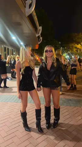 linked my romper if anyone wants it!! #blooper #tatemcraetour #misspossessivetour #tatemcrae #stpaulminnesota 