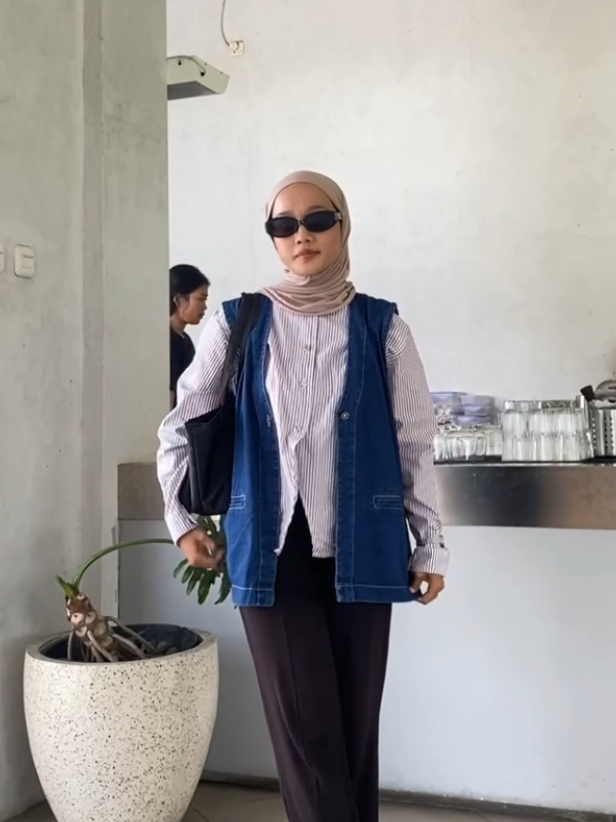 Mix & match pakai produk barunya minca nih 🫣 In frame : - Leena Dark Blue - Fanny Brown