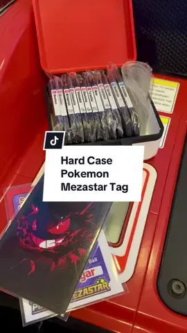 Pokemon Mezastar trainer perlu ini sih biar tagnya ga berceceran di tas. Materialnya kokoh, ukuran juga pas kalo cuma pake sleeve tapi kalo di pakein akrilik ga muat. Ada beberapa macam ukuran yg ini untuk 16 tag. Btw tag disini ga termasuk ya dan case tidak berpengaruh dengan kemungkinan mendapatkan bintang 6 😂 selamat mencari sendiri tagnya ya trainers.  #fyp #pokemon #pokemonmezastar #casepokemonmezastar  