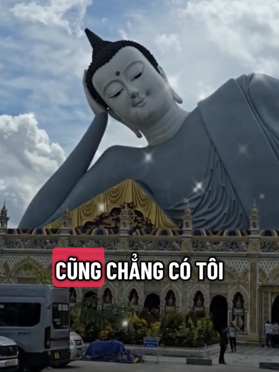 Chùa Som Rong, tên đầy đủ là Bôtum Vong Sa Som Rong, là một trong những ngôi chùa Khmer tiêu biểu ở Sóc Trăng. Chùa được xây dựng vào khoảng năm 1785, ban đầu chỉ là một ngôi chùa nhỏ lợp lá đơn sơ, sau nhiều lần trùng tu mới có quy mô như hiện tại. Tên “Som Rong” xuất phát từ tên một loại cây mọc nhiều ở vùng đất này thời xưa – cây Som Rong. Việc đặt tên chùa theo tên cây là cách người Khmer gắn bó với thiên nhiên và vùng đất họ sinh sống. Trải qua hơn 200 năm, chùa Som Rong vẫn giữ được nét kiến trúc đặc trưng của Phật giáo Nam tông Khmer. Chánh điện được xây dựng công phu, mái nhiều tầng cong vút, trang trí bằng hoa văn, rồng và tượng thần theo phong cách Khmer. Các hạng mục như nhà hội, tháp cốt, cột cờ… đều có ý nghĩa riêng trong sinh hoạt tôn giáo và cộng đồng. Điểm nổi bật nhất của chùa hiện nay là tượng Phật Thích Ca nhập Niết Bàn, dài hơn 63 mét, cao 22,5 mét, được hoàn thành vào năm 2020. Đây là một trong những tượng Phật nằm lớn nhất miền Tây, thể hiện triết lý buông xả và an trú trong đạo Phật. Chùa không chỉ là nơi sinh hoạt tôn giáo mà còn là nơi gìn giữ văn hóa Khmer tại Sóc Trăng. Những dịp lễ lớn như Chol Chnam Thmay, Ok Om Bok, Dâng y Kathina… đều được tổ chức trang nghiêm tại đây, thu hút đông đảo người dân và du khách. Chùa Som Rong không phải là điểm đến ồn ào, mà là nơi để tìm hiểu một phần lịch sử, văn hóa và đời sống tâm linh của người Khmer ở miền Tây Nam Bộ. Ai quan tâm đến văn hóa – tôn giáo, nên một lần ghé thăm. #tinhcakyniem #