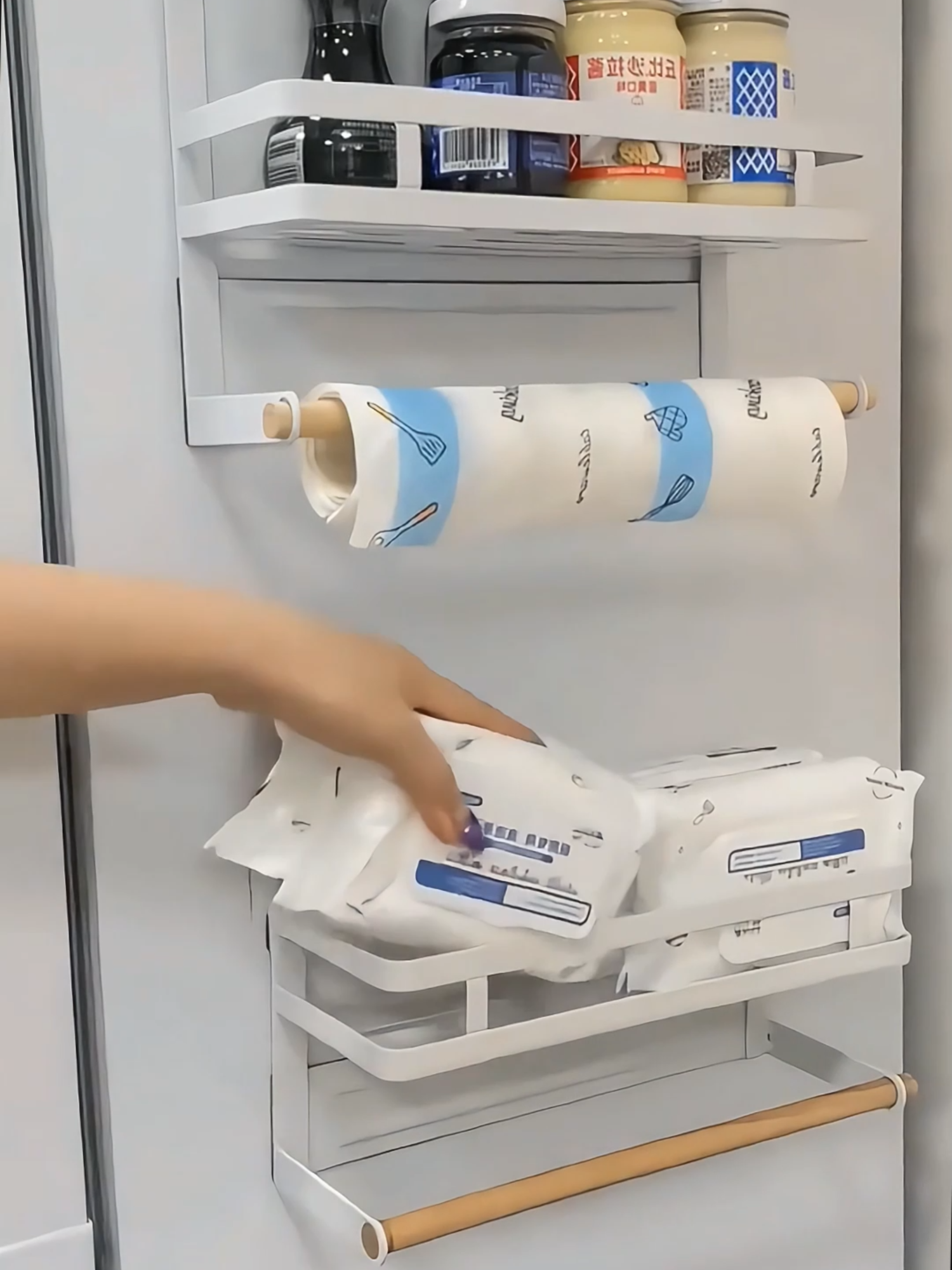 A must-have for the side of the refrigerator! Magnetic storage is so great! It's a pity to leave the side of the refrigerator empty. This magnetic storage rack is perfect for holding cling film, tissues, and small tools.