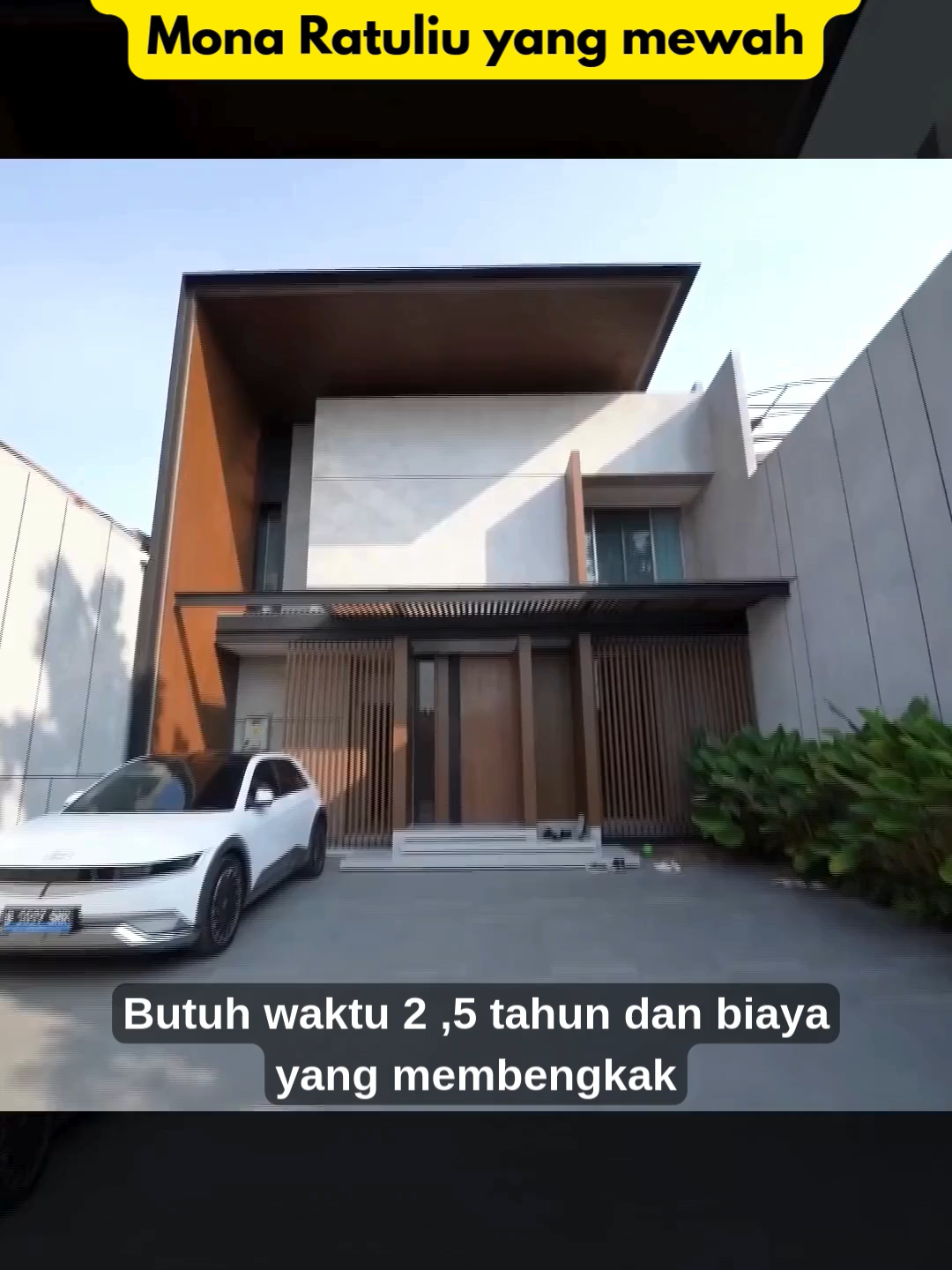 Rumah Baru Indra Brasco dan Mona Ratuliu, Mewah Serasa Staycation di Hotel Bintang Lima.  Butuh waktu 2,5 tahun dan biaya yang membengkak hingga 4 kali lipat dari rencana awal. Inilah hunian impian Mona Ratuliu dan Indra Basco. Berdiri megah dua lantai, mengusung konsep unfinished dengan dominasi abu-abu dan sentuhan kayu—menciptakan kesan estetik yang begitu Instagramable. Masuk ke dalam, interiornya clean dan hangat, hanya dengan perpaduan warna krem dan cokelat, membuat setiap sudut nyaman untuk berkumpul bersama keluarga. Dapurnya? Elegan dan simpel, seluruh kabinet hingga island counter dibalut kayu mewah. Kamar tidurnya luas, minim furnitur, namun tetap berkelas. Kamar mandinya. wow! Full marmer, lengkap dengan bathtub bak hotel bintang lima. Bergeser ke belakang, ada area semi-outdoor untuk nongkrong santai, kolam renang memanjang dengan lampu hias yang memanjakan mata, dan halaman luas berumput sintetis yang asri. Bukan sekadar rumah. tapi mahakarya yang memadukan kenyamanan, kehangatan, dan kemewahan.