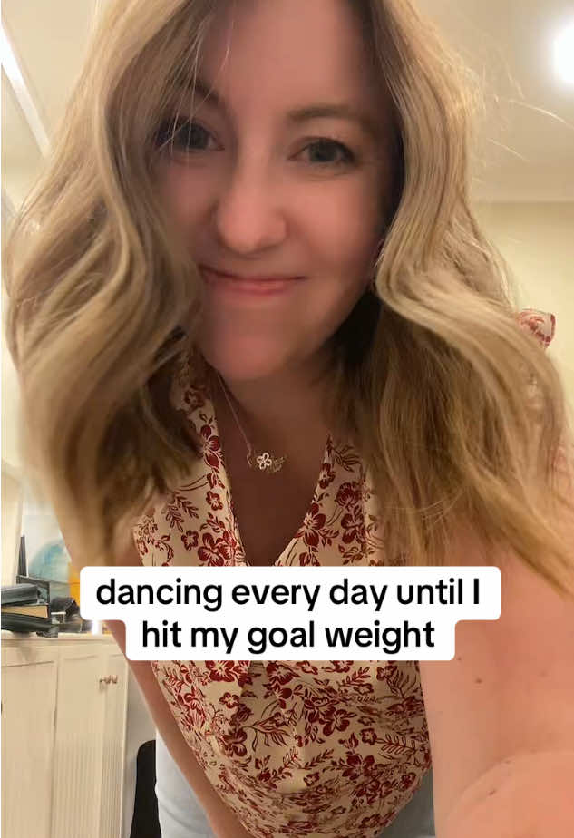 Definitely not a dancer, but down 4 pounds🙌🏼 #weightloss #wellness #weightlossjourney #dance #dancetok 