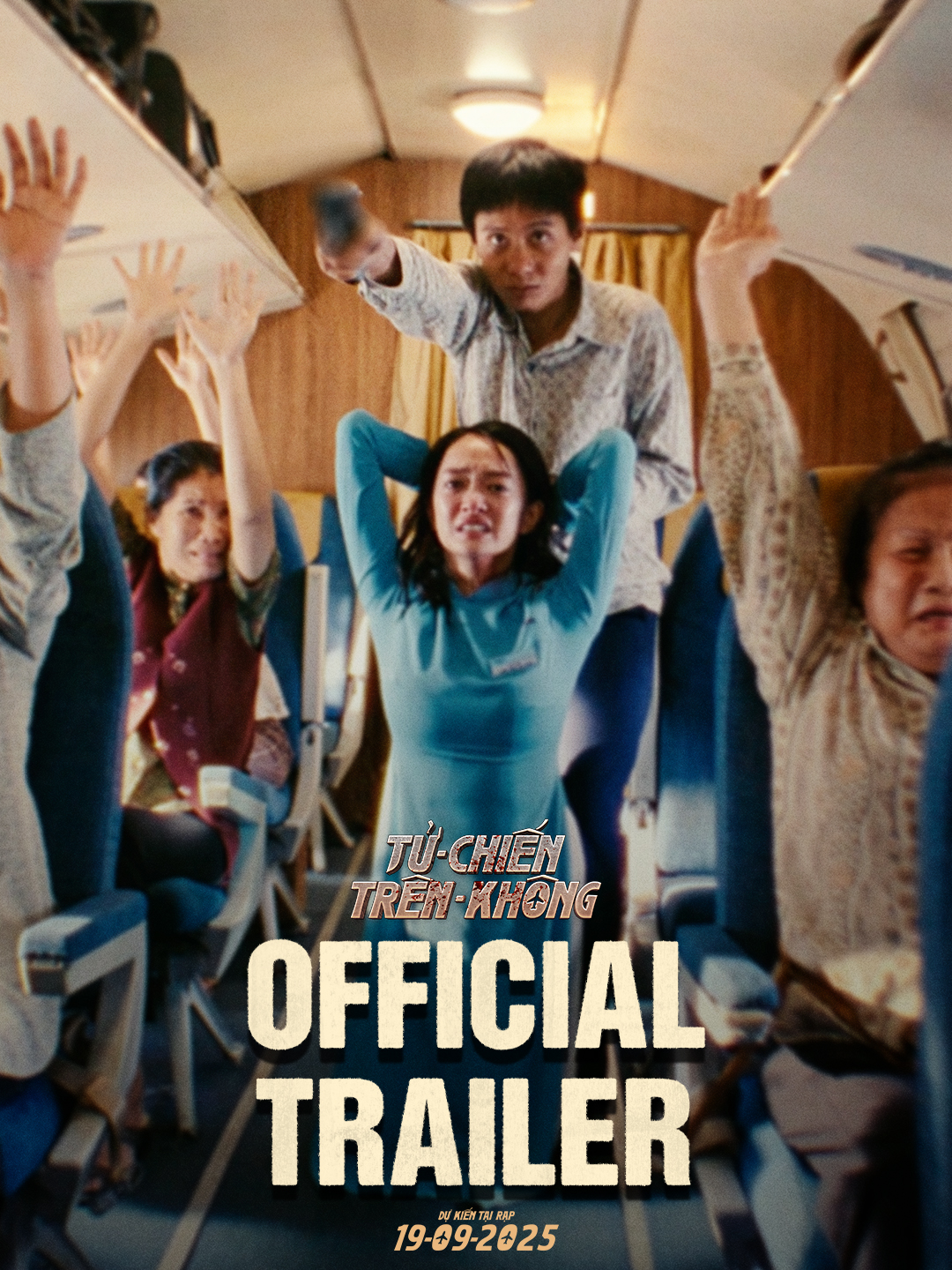 N.Ổ LỚN TRÊN KHÔNG: 4 TÊN KHÔNG TẶC LIỀU M.ẠNG VỚI CẢ TÀU BAY Trailer chính thức đã lên sóng! Đến đường cùng thì chuyện gì cũng dám, bọn không tặc quyết định “xử lý” toàn bộ tàu bay. Cảnh vệ và nhóm phi hành đoàn dù bị t.ấn công t.àn bạo vẫn nuôi hy vọng, liều mình cứu lấy máy bay. Tình cảnh thiện ác đối đầu của chuyến bay định mệnh đã sẵn sàng thử thách “độ lì” khán giả tháng 9 này. Lên lịch RA RẠP: Tử Chiến Trên Không! ✈️ Tử Chiến Trên Không | Dự kiến khởi chiếu: 19.09.2025 #TuChienTrenKhong #DienanhCAND #GalaxyStudio #w2w #phimchieurap #tiktokgiaitri #tiktoksoiphim #reviewphim
