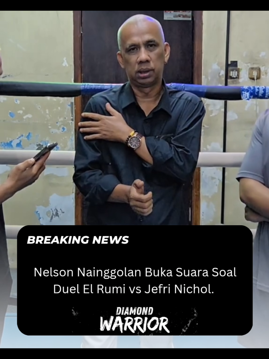 Dalam sebuah cuplikan Video, Nelson Nainggolan Promotor tinju sekaligus Ketua Uni-Combat Council memberikan pandangannya terkait laga panas antara El Rumi dan Jefri Nichol. Menurutnya, tidak ada pihak yang bersalah. Wasit, El Rumi, maupun Jefri Nichol sama-sama menjalankan perannya di atas ring. “Itu pertandingan murni. Menang TKO tidak harus menunggu 10 pukulan masuk,” tegas Nelson Nainggolan. Nelson juga menegaskan bahwa ini adalah bagian dari dinamika tinju profesional, di mana keputusan di ring sudah sesuai aturan. Saksikan video lengkapnya di akun resmi Nelson Nainggolan. @nelsonnainggolangym  @chulooopapi @elrumiii   #boxing #tinjuindonesia  #combatsports  #elrumi  #jefrinichol 