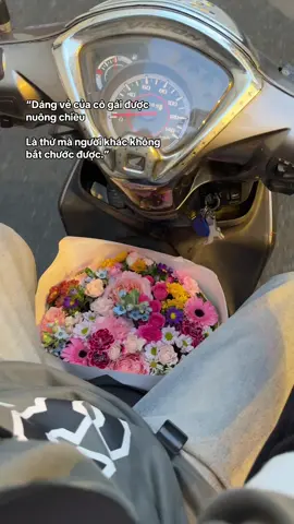 Đơn giản là chiều đi làm về mua tặng cô ấy một bó hoa 🌸💓😘#hoatuoi #flowers #garden #tiemhoatrentanglau 