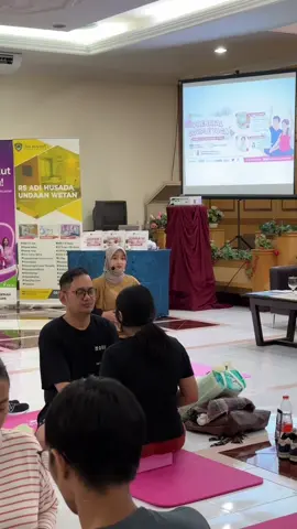 Prenatal Couple Yoga Surabaya!!🥰🫶🏻 Kalau udah liat keseruan momen Prenatal Couple Yoga, pasti bumil dan suami yang belum ikutan jadi pengen ikutan juga nih 😂🙌🏻 bawaannya bumil jadi cengar-cengir sambil ketawa lihat tingkah lucunya para suami saat yoga 🤣😍 see u next event bunda dan ayah 😍😍🫶🏻🫶🏻 #prenatalyoga #prenatalyogasurabaya #prenatalcoupleyoga #yogahamil #yogahamilsurabaya 